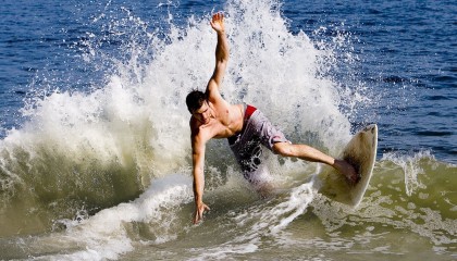 开云体育官网-季后赛抢七之夜，哈兰德攻防两端统治，当巨兽不再沉默