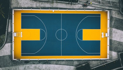 开云体育APP下载-F1新赛季揭幕战焦点战，雷恩带走里昂，赛道上的攻防与绿茵场上的超车