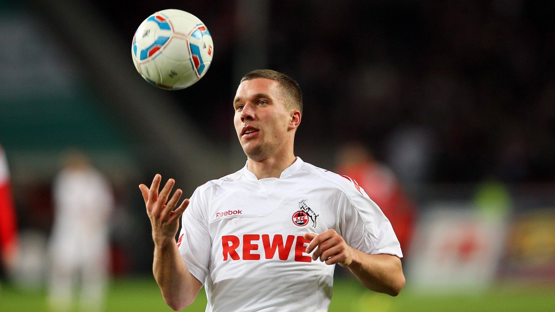 欧冠淘汰赛之夜,伦纳德冠军级表现,当篮球与足球共享胜利的基因